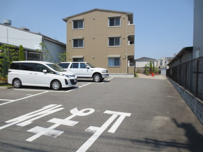 物件外観写真4　(駐車場)