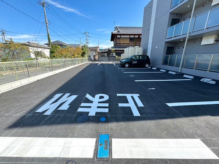 物件外観写真3　(駐車場)