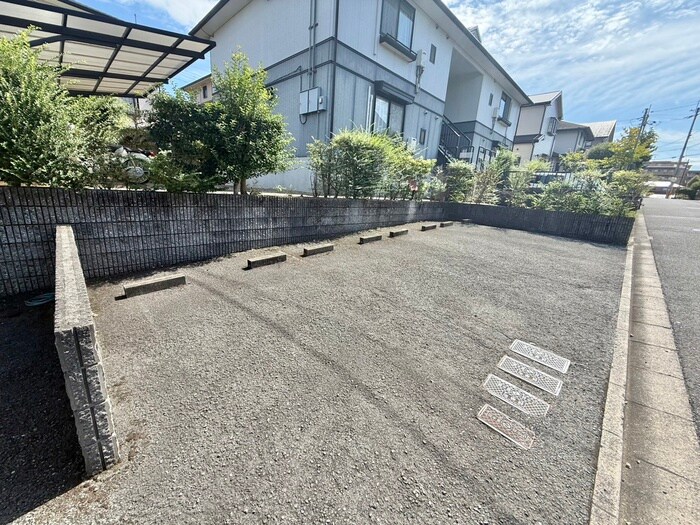物件外観写真4　(駐車場)