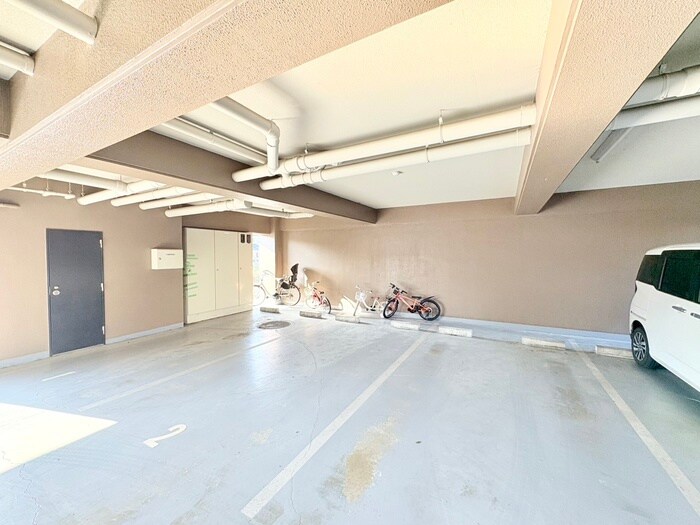 物件外観写真4　(駐車場)