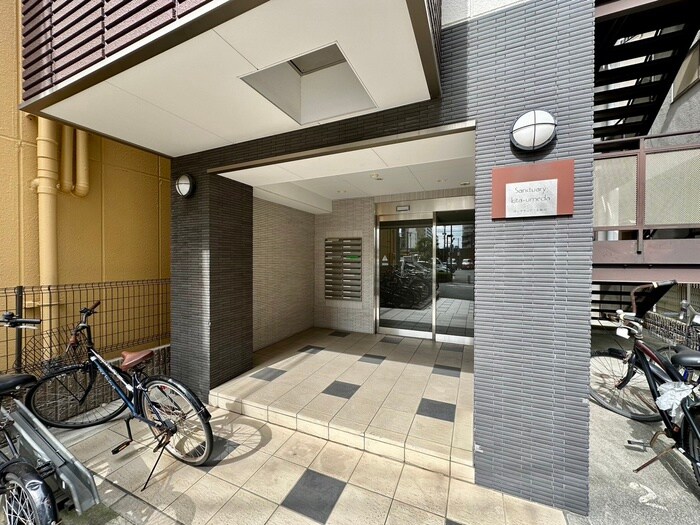 物件外観写真2　(エントランス部分)