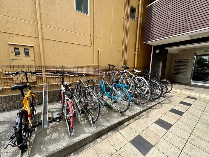 物件外観写真4　(駐輪場)