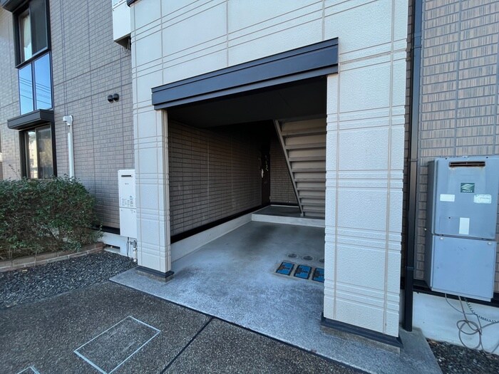 物件外観写真6　(エントランス部分)