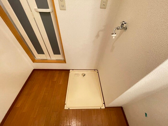 物件内観写真16　(洗濯機置場)