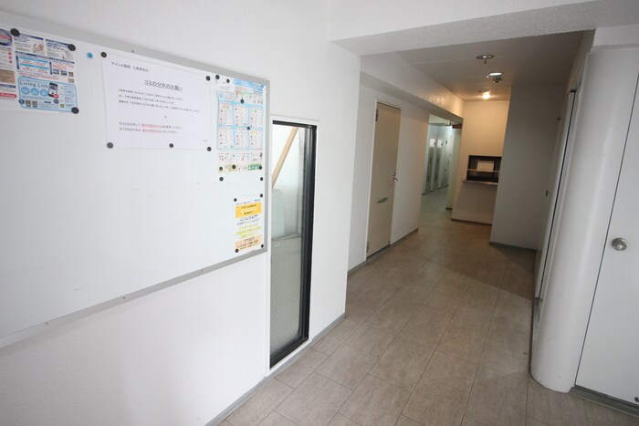 物件外観写真5　(エントランス部分)