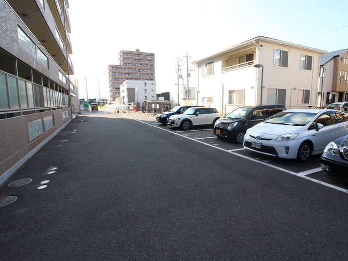 物件外観写真3　(駐車場)