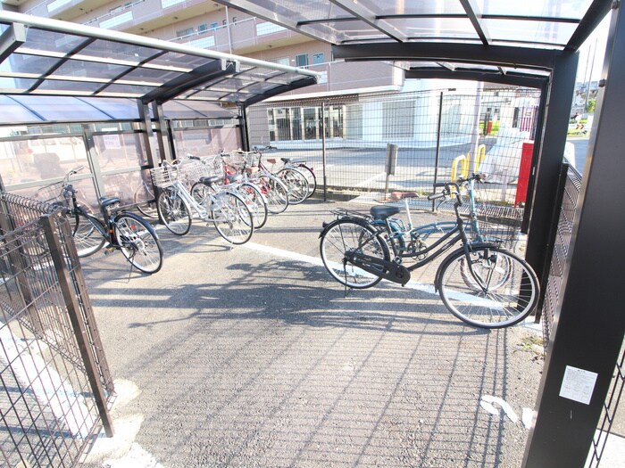 物件外観写真4　(駐輪場)