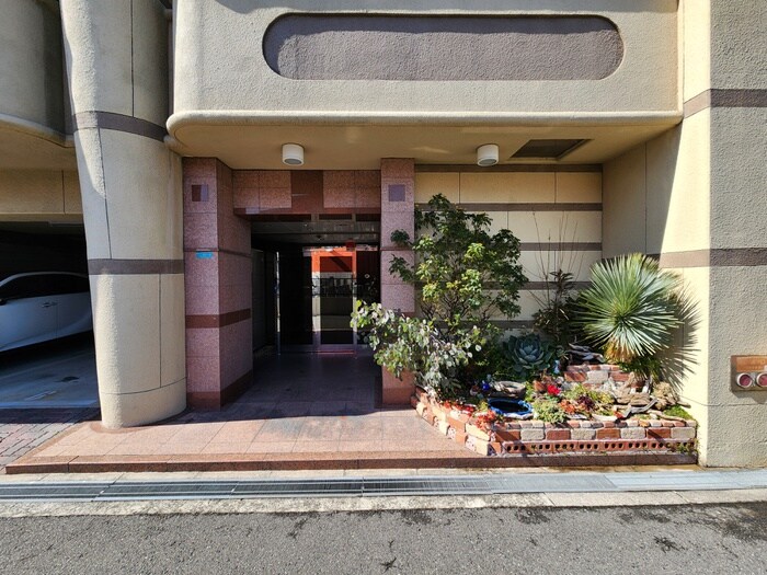 物件外観写真2　(エントランス部分)
