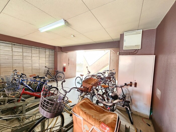 物件外観写真4　(駐輪場)