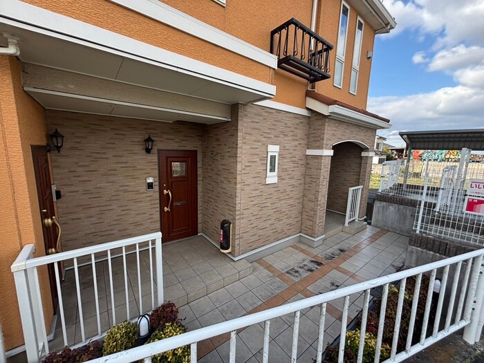 物件外観写真2　(エントランス部分)