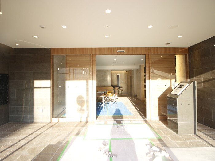 物件外観写真2　(エントランス部分)