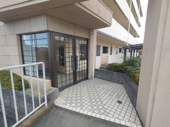 物件外観写真3　(エントランス部分)
