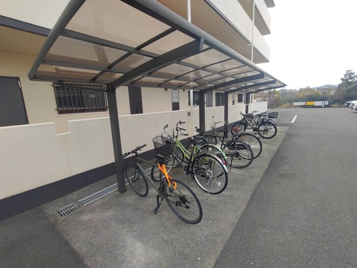 物件外観写真4　(駐輪場)