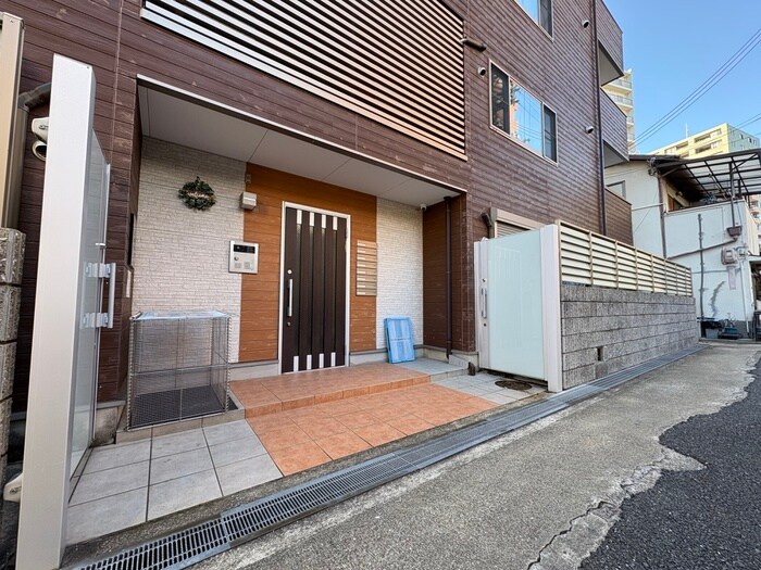 物件外観写真3　(エントランス部分)