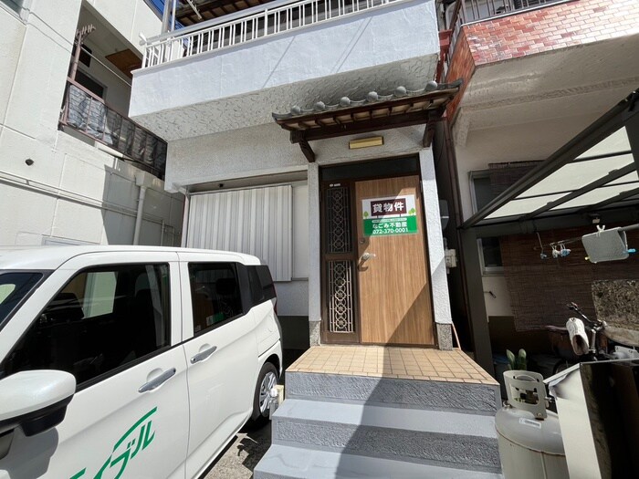 物件外観写真2　(エントランス部分)