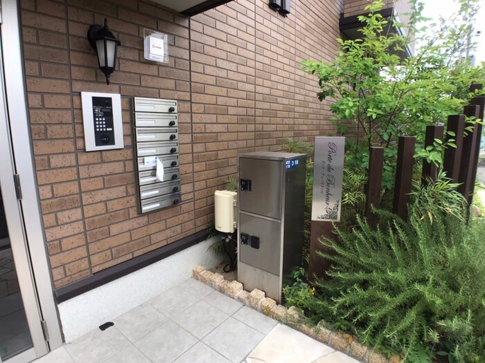 物件外観写真3　(エントランス部分)