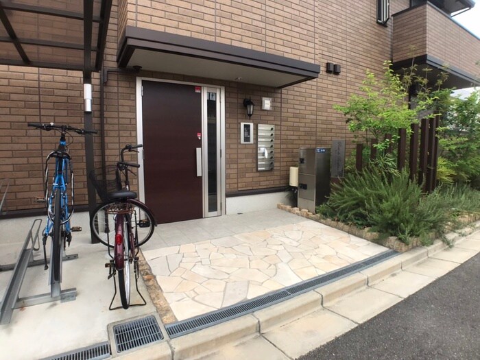 物件外観写真4　(エントランス部分)