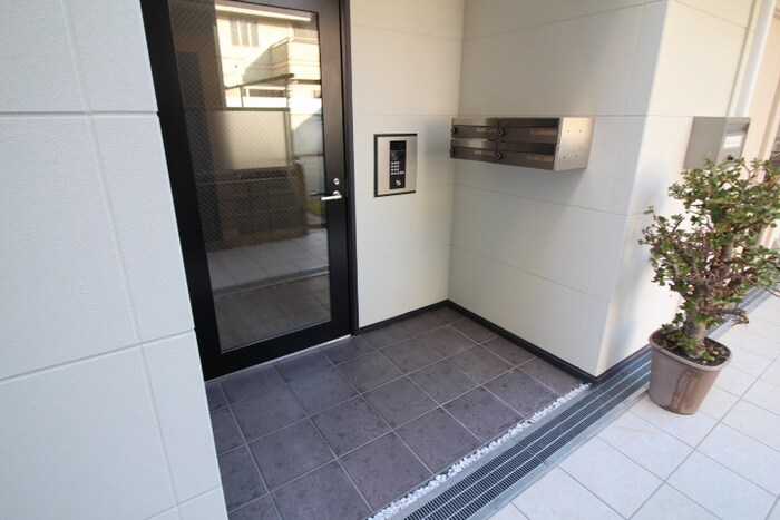 物件外観写真4　(エントランス部分)