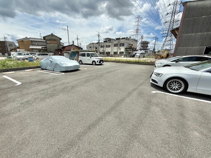 物件外観写真5　(駐車場)