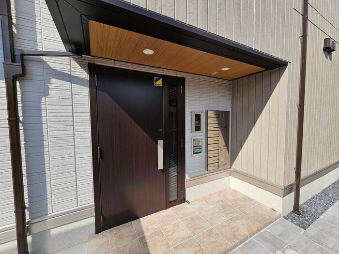 物件外観写真3　(エントランス部分)