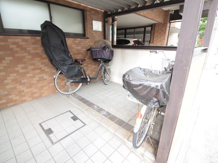 物件外観写真4　(駐輪場)