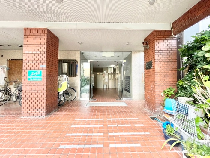 物件外観写真2　(エントランス部分)