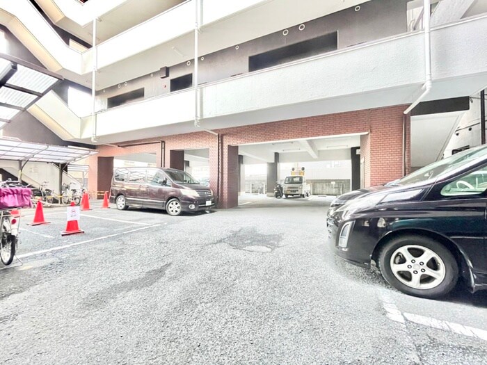 物件外観写真3　(駐車場)