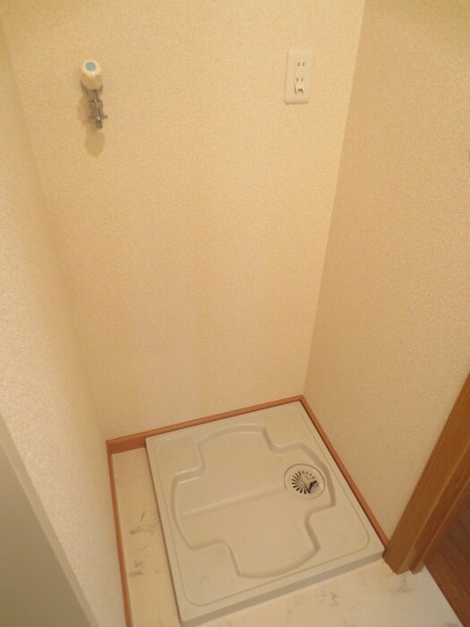 物件内観写真7　(洗濯機置場)