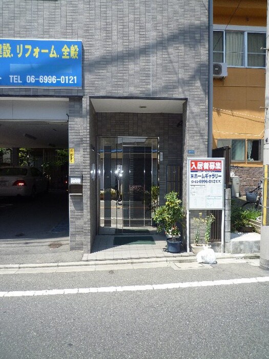 物件外観写真2　(エントランス部分)