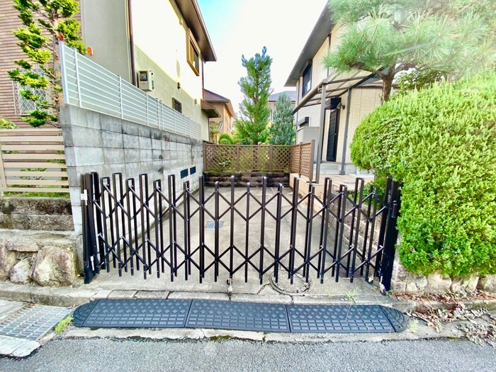 物件外観写真4　(駐車場)