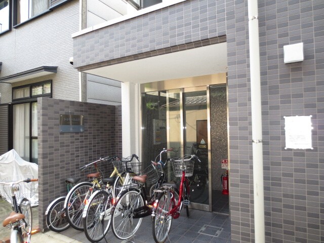 物件外観写真3　(エントランス部分)