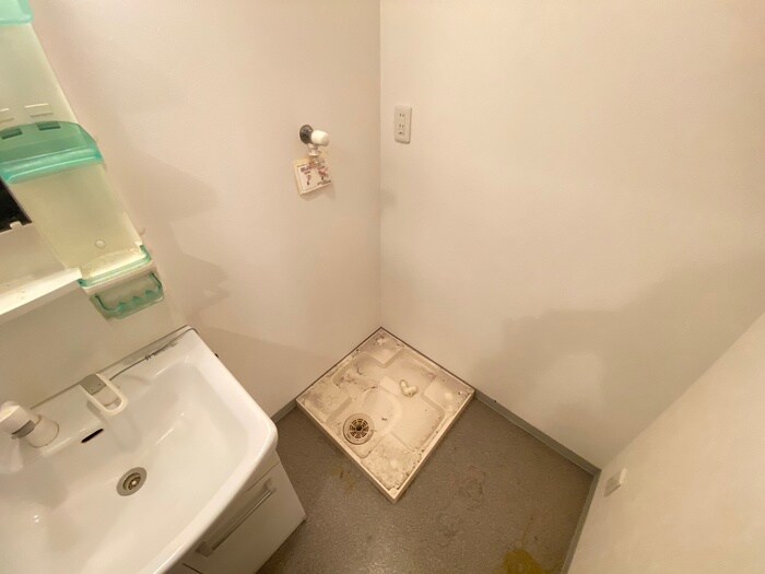 物件内観写真12　(洗濯機置場)