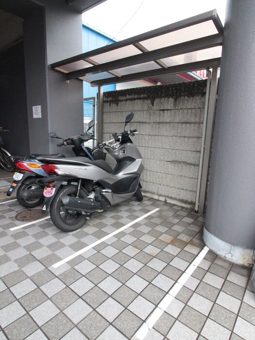 物件外観写真6　(バイク置き場)