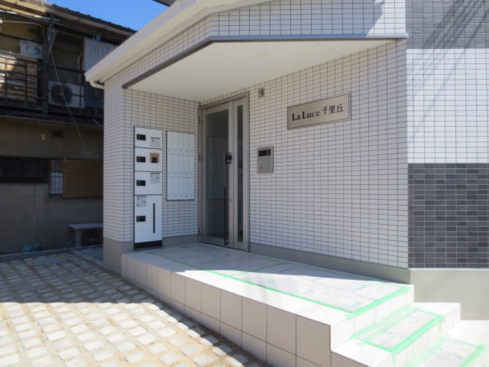 物件外観写真3　(エントランス部分)