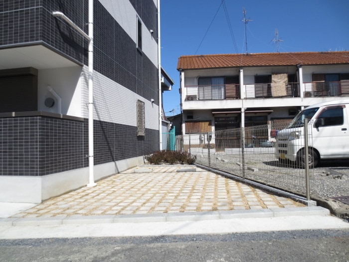 物件外観写真5　(駐車場)