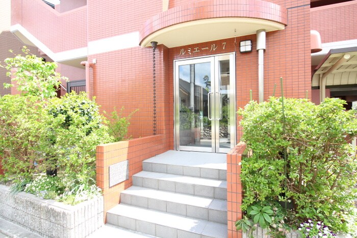 物件外観写真3　(エントランス部分)