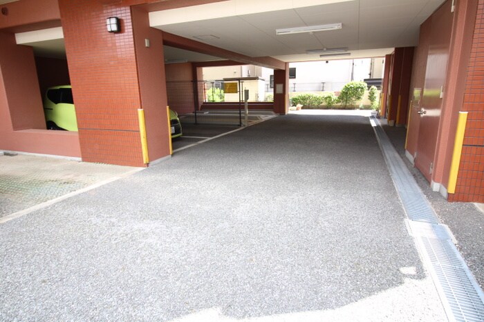 物件外観写真6　(駐車場)