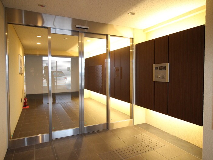 物件外観写真5　(エントランス部分)