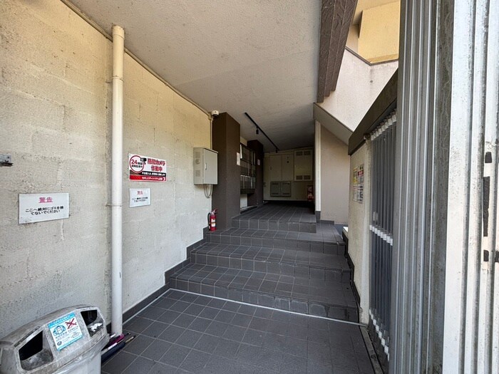 物件外観写真4　(エントランス部分)
