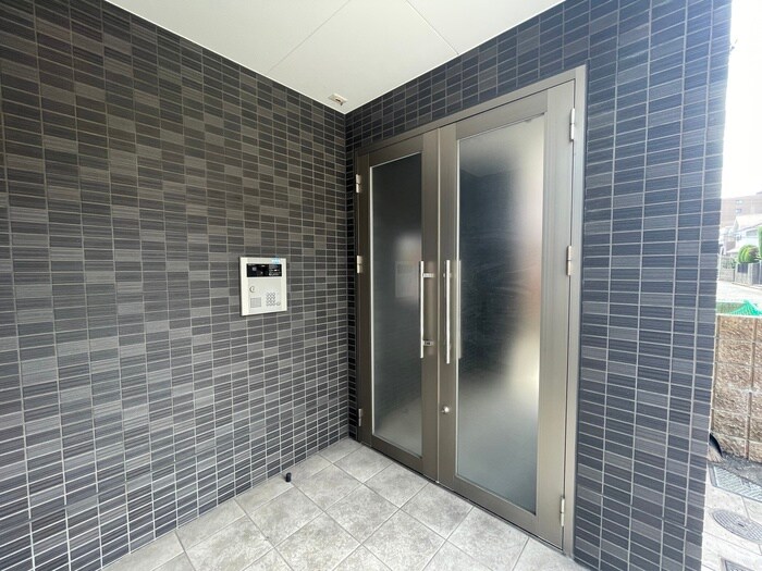 物件外観写真3　(エントランス部分)