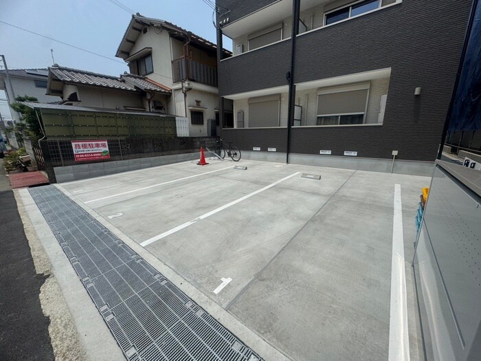 物件外観写真4　(駐車場)