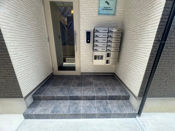 物件外観写真5　(エントランス部分)