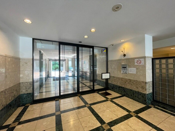 物件外観写真4　(エントランス部分)