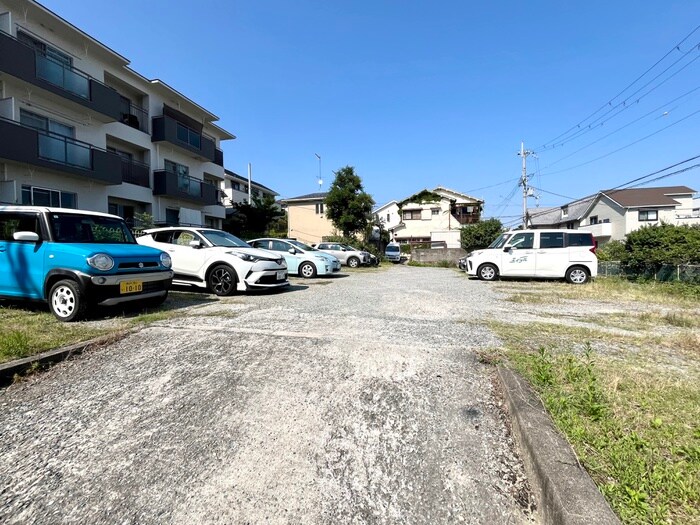 物件外観写真6　(駐車場)