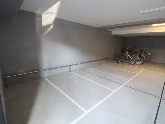 物件外観写真4　(バイク置き場)