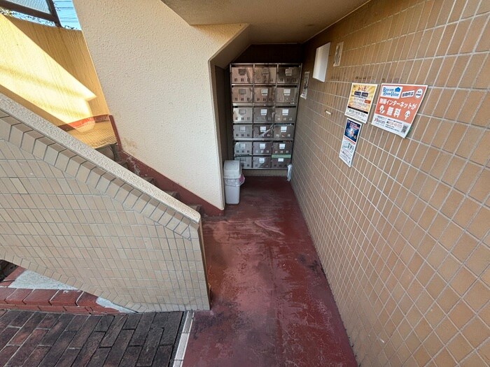 物件外観写真4　(エントランス部分)