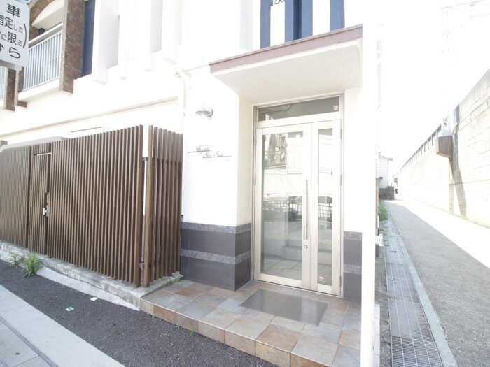 物件外観写真5　(エントランス部分)