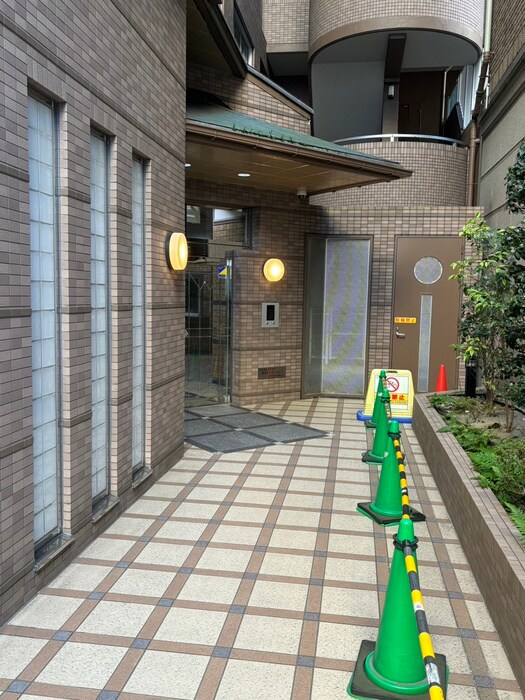 物件外観写真2　(エントランス部分)