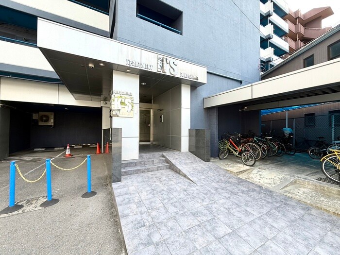 物件外観写真2　(エントランス部分)