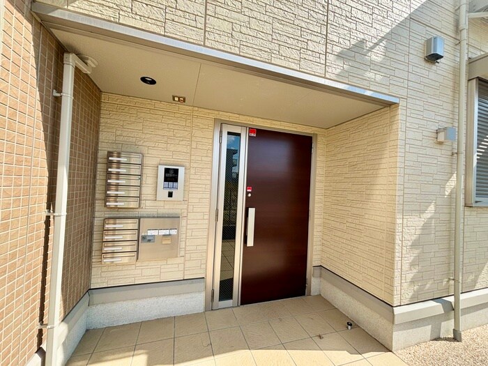 物件外観写真2　(エントランス部分)